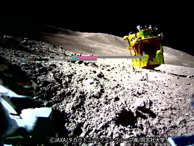 変形型月面ロボット（LEV-2）「SORA-Q」が撮影・送信した月面画像 Images of the Lunar surface taken and transmitted by LEV-2(SORA-Q) 2024.1.20 ⓒJAXA/タカラトミー/ソニーグループ㈱/同志社大学 ⓒJAXA/TOMY/Sony Group Corporation/Doshisha University"